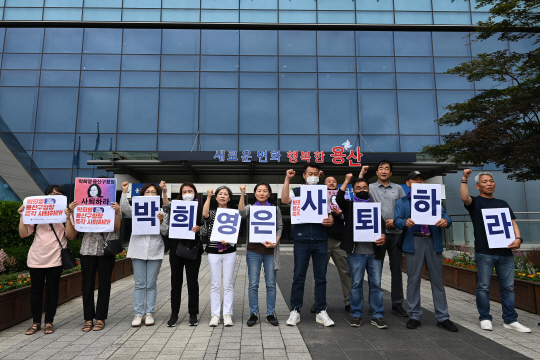 10.29이태원참사유가족협의회 회원들이 8일 오전 서울 용산구청 앞에서 전날 보석 석방된 박희영 용산구청장의 출근을 저지하며 입장을 밝히고 있다. 백동현 기자