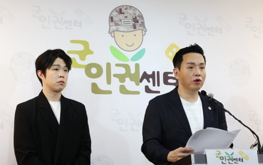 임태훈 군인권센터 소장이 8일 오전 서울 마포구 군인권센터에서 열린 인천 특수전사령부 제9공수특전여단 이 상병 사망 사건 관련 기자회견에서 사망 원인 등에 대해 설명하고 있다. 연합뉴스
