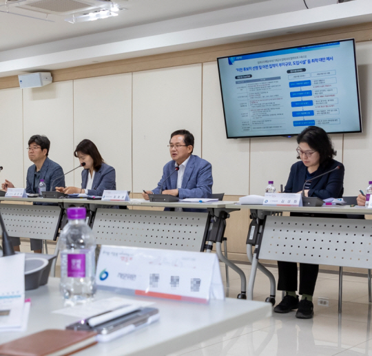 최호권(오른쪽 두 번째) 영등포구청장이 5월 31일 열린 ‘문래동 기계금속 집적지 이전 타당성 검토 및 기본계획 수립 용역’ 착수보고회에서 인사말을 하고 있다. 영등포구청 제공