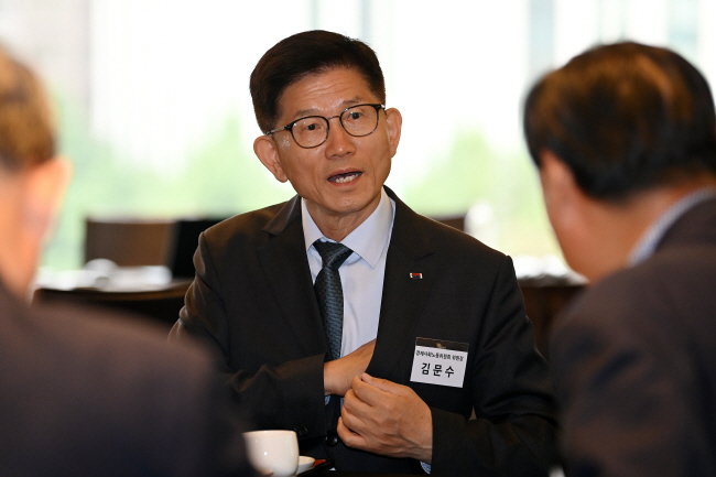 한국노총이 7일 경제사회노동위원회 전면 불참을 선언한 가운데 김문수 경사노위 위원장이 8일 오전 서울 중구 더플라자에서 열린 서울대 총동창회 조찬 포럼에서 참석자들과 대화하고 있다. 백동현 기자