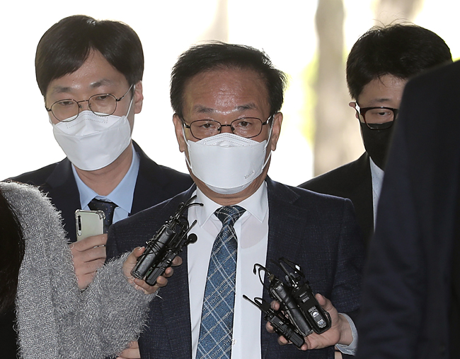 ‘백현동 특혜 의혹’의 로비스트로 지목된 김인섭(가운데) 전 한국하우징기술 대표가 지난 4월 14일 서울 서초구 서울중앙지방법원에서 구속 전 피의자 심문에 출석하고 있다. 뉴시스