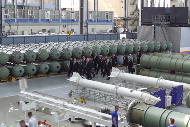 7일 세르게이 쇼이구(앞줄 가운데) 러시아 국방장관이 국영 미사일 제조기업 알마즈-안테이 시설을 관계자들과 함께 시찰하고 있다. 러시아 국방부·타스통신·연합뉴스