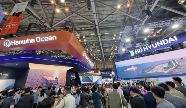 지난 7일 부산 해운대구 벡스코에서 열린 ‘국제해양방위산업전 2023’에서 한화오션 부스와 HD현대중공업 부스가 나란히 마련돼 있다.  이근홍 기자