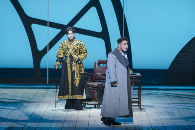 샤일록(왼쪽·김준수)이 안토니오(오른쪽·유태평양)에게 돈을 빌려주며 가슴살 1파운드를 담보로 요구하고 있다.  국립창극단 제공