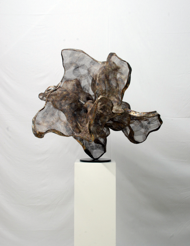 ‘다중적 환영-산 #1’(2016), 산으로 둘러싸인 호수 풍경을 마치 한 폭의 수묵화처럼 담아낸 작품. 철망을 덧이어 중첩된 산의 굴곡과 물에 비친 그림자를 표현했다.