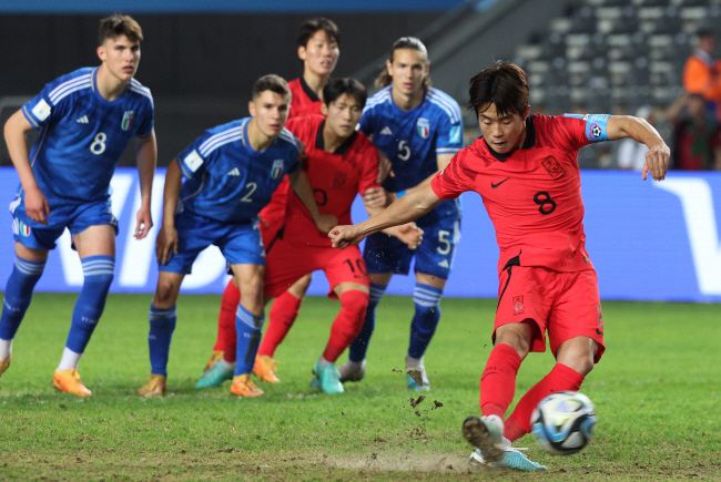 이승원(오른쪽)이 9일 오전(한국시간) 아르헨티나 라플라타 스타디움에서 열린 2023 FIFA U-20 월드컵 이탈리아와 4강전 전반 23분, 1-1 동점골이 된 페널티킥을 차고 있다.  연합뉴스