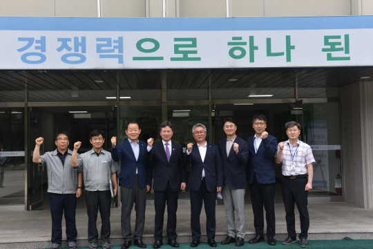 한창섭(왼쪽에서 네 번째) 행안부 차관과 이문표(〃 다섯 번째) 한국조폐공사 사업기술 이사 및 관계자들이 기념 사진을 찍고 있다. 조폐공사 제공