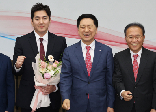 9일 국회에서 열린 국민의힘 최고위원 보궐선거에서 당선한 김가람(왼쪽( 당 청년대변인이 김기현 대표, 윤재옥 원내대표와 기념촬영을 하고 있다. 연합뉴스
