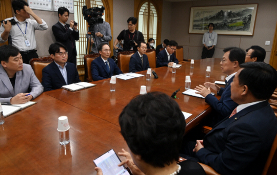 지난 7일 오전 경기 과천시 중앙선거관리위원회를 방문한 이만희(오른쪽 두 번째) 국민의힘 행정안전위원회 간사를 비롯한 의원들이 김필곤(왼쪽 가운데) 선관위 상임위원 등에게 고위직 자녀 특혜 채용 의혹에 대해 항의하고 있다. 윤성호 기자