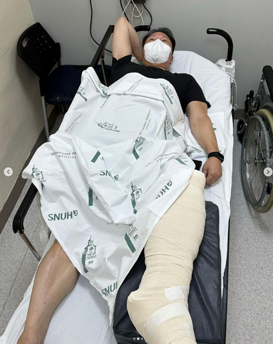 다리에 깁스를 하고 병상에 누워있는 최태원 SK그룹 회장. 최 회장 인스타그램 캡처