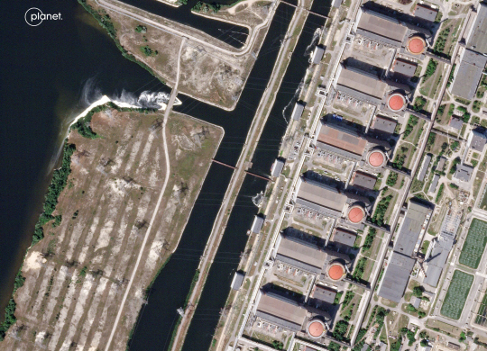 지난 6일 카호우카 댐 폭발 이후 스카이샛이 촬영한 자포리자 원전 모습. AFP 연합뉴스