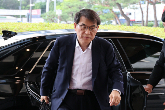 여권의 사퇴 압박을 받는 노태악 중앙선거관리위원장이 9일 오전 서울 서초동 대법원으로 출근하고 있다. 연합뉴스