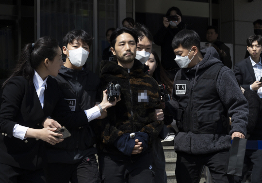 ‘강남 납치·살해 사건’ 주범 이경우가 지난 4월 9일 서울 수서경찰서에서 검찰로 송치되고 있다. 연합뉴스