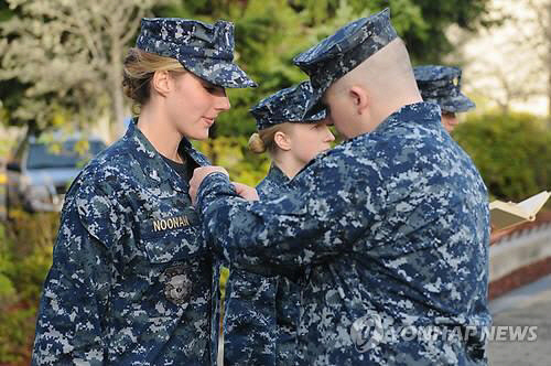 우리 해군에 처음으로 여군 잠수함 승조원 장교 2명이 선발돼 군에서 마지막 금녀의 벽이었던 잠수함이 여성에게 개방되게 됐다. 사진은 잠수함에 근무하는 미 해군 여성 장교 졸업식 장면. AP 연합뉴스