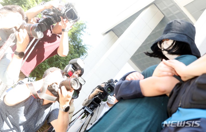 [부산=뉴시스] 또래 여성을 살해하고 시신을 훼손·유기한 혐의로 구속된 뒤 신상이 공개된 정유정(23·여)이 2일 검찰에 송치되기 위해 부산 동래경찰서에서 호송차량으로 이동하고 있다. 2023.06.02.