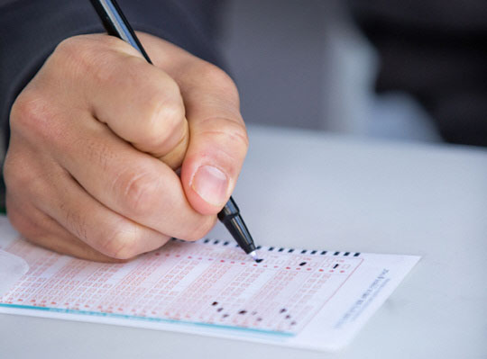 복권에 번호를 기입하는 모습. 게티이미지뱅크