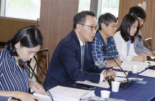 박민수(왼쪽 두 번째) 보건복지부 제2차관이 지난 8일 서울 중구 LW컨벤션에서 열린 응급실 수용 거부 방지 관련 권역응급의료센터장 간담회에서 발언하고 있다. 연합뉴스