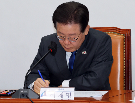 이재명 더불어민주당 대표가 지난 8일 국회에서 열린 양대 노총과의 청년정책 간담회에서 참석자 발언을 들으며 메모하고 있다. 연합뉴스