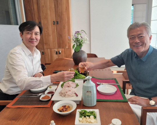 10일 경남 양산 평산마을의 문재인 전 대통령 사저를 찾은 조국 전 법무부 장관. 페이스북 캡처