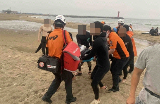 지난 10일 강원 양양군 설악해변 낙뢰 추정 사고 부상자가 병원으로 이송되고 있다. 강원도 소방본부 제공
