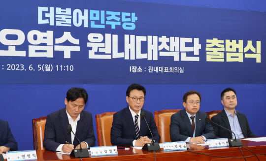 박광온(오른쪽 세 번째) 더불어민주당 원내대표가 지난 5일 국회에서 열린 후쿠시마 오염수 원내대책단 출범식에서 발언하고 있다. 연합뉴스