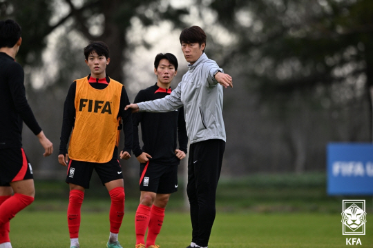 김은중 감독(가운데).