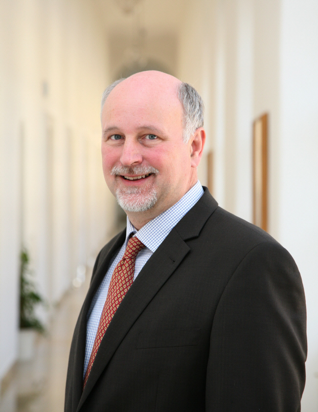 볼프강 러츠 오스트리아 비엔나대 교수는 한국이 저출산을 극복하기 위해선 유럽에서 사회적 규범으로 자리 잡은 가족 복지 향상에 더욱 집중해야 한다고 조언했다. 러츠 교수는 오는 29일 문화미래리포트에서 유럽 주요국의 인구 위기 대응정책과 한국에 주는 시사점을 공유할 예정이다.  러츠 교수 제공