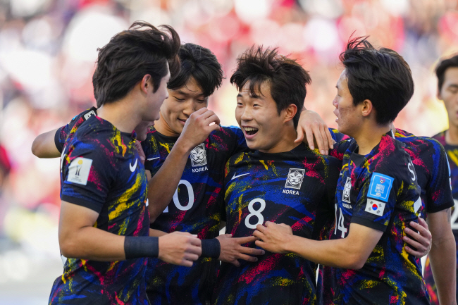 이승원(오른쪽 두 번째)이 12일 오전(한국시간) 아르헨티나 라플라타 스타디움에서 열린 FIFA U-20 월드컵 3∼4위 결정전에서 전반 24분 골을 넣은 후 동료들과 기쁨을 나누고 있다. AP뉴시스