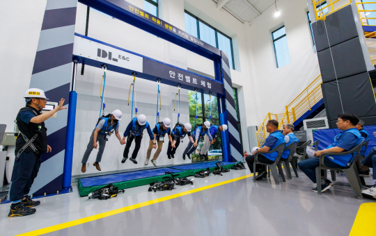 DL이앤씨 협력사 CEO들이 지난 9일 대전 대덕연구단지 DL이앤씨 안전체험학교에서 체험교육을 받고 있다. DL이앤씨 제공
