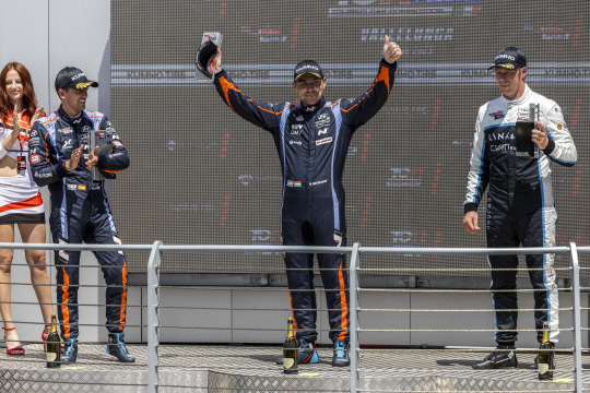 노버트 미첼리즈(가운데)가 지난 9∼11일(현지시간) 열린 이탈리아 캄파냐노 발레룽가 서킷에서 열린 ‘2023 TCR 월드 투어’ 이탈리아 대회에서 우승을 차지한 뒤 포디움에서 기념사진을 찍고 있다. 현대차 제공