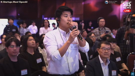 민명기 로앤굿 대표가 지난 9일 중소벤처기업부가 개최한 ‘K-스타트업 미트 오픈AI(K-Startups meet OpenAI)’ 간담회에서 질의하고 있다. 로앤굿 제공