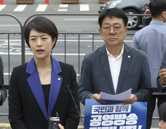 고민정(왼쪽) 더불어민주당 의원이 지난 7일 서울 용산구 대통령실 민원실 인근에서 ‘KBS 수신료 분리징수 추진’ 반대 규탄 발언을 하고 있다. 뉴시스