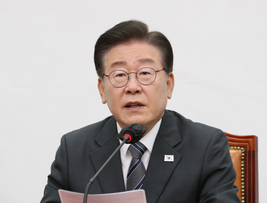 이재명 더불어민주당 대표가 12일 서울 영등포구 국회에서 열린 최고위원회의에서 발언하고 있다. 뉴시스