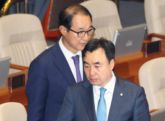 12일 국회 본회의에서 이성만(완쪽), 윤관석 의원이 체포동의안 표결을 기다리고 있다. 이날 두 의원에 대한 체포동의안은 부결됐다. 연합뉴스