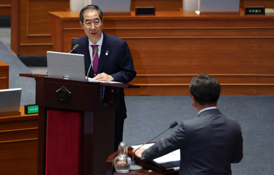 한덕수 국무총리가 12일 오후 서울 여의도 국회에서 열린 제407회국회(임시회) 제1차 본회의 정치·외교·통일·안보 분야 대정부 질문에서 윤호중 더불어민주당 의원의 질의에 답변하고 있다. 뉴시스