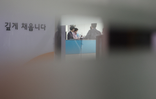 2021년 더불어민주당 전당대회 돈봉투 살포 의혹을 수사하는 검찰이 12일 서울 영등포구에 있는 한 정치 컨설팅 업체를 압수수새하공 있다.  연합뉴스