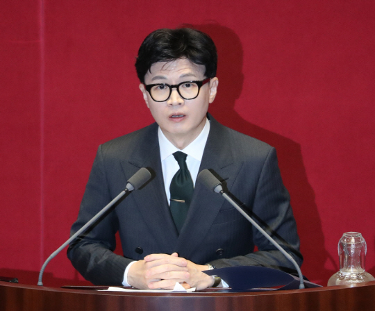 한동훈 법무부장관이 12일 오후 국회에서 열린 본회의에서 윤관석, 이성만 무소속 의원에 대한 체포동의요청 이유를 설명하고 있다. 뉴시스