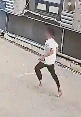 지난 11일 오전 광주 광산구 월곡지구대에서 불법 도박 혐의로 붙잡힌 베트남 국적 외국인 10명이 지구대 창문 틈으로 도주했다. 사진은 인근 폐쇄회로(CC)TV에 담긴 도주하는 외국인의 모습.연합뉴스