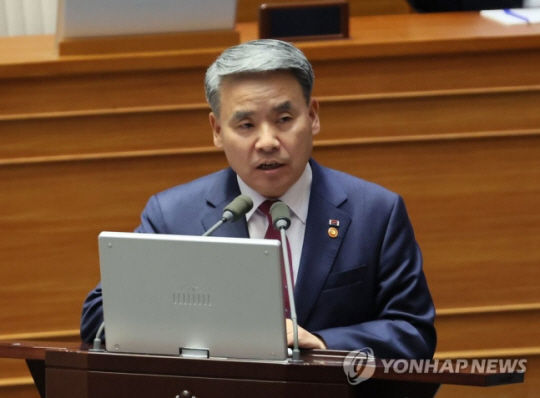 이종섭 국방부 장관이 12일 오후 열린 국회 본회의 대정부 질문에서 더불어민주당 윤호중 의원의 질문에 답변하고 있다. 연합뉴스