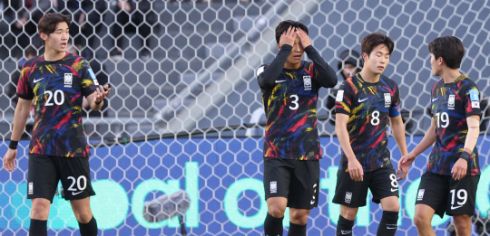 한국 선수들이 12일 오전(한국시간) 아르헨티나 라플라타 스타디움에서 열린 FIFA U-20 월드컵 3∼4위 결정전에서 후반 31분 실점한 후 아쉬워하고 있다. 연합뉴스