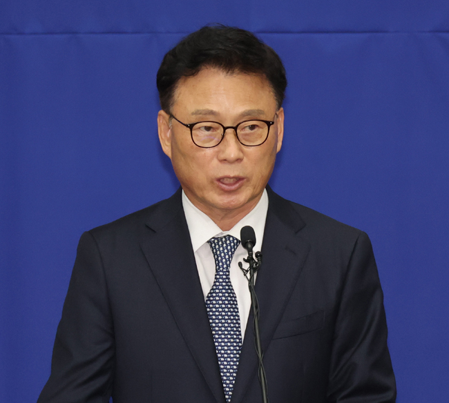 박광온 더불어민주당 원내대표가 12일 국회에서 열린 민주당 의원총회에서 발언하고 있다. 연합뉴스