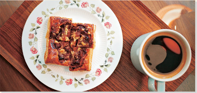 담백한 매력을 가진 ‘베이커리 크릭’의 사과파이. 커피와 함께 즐기기에 좋은 빵이다.