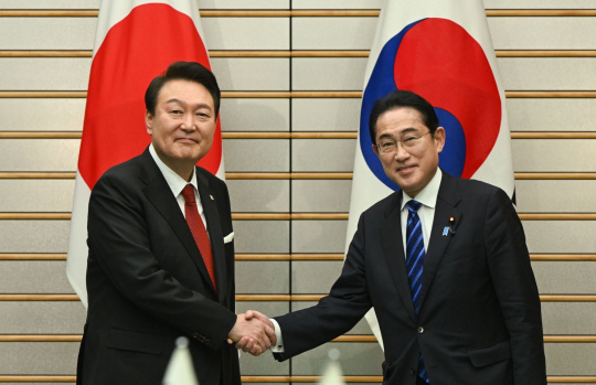 윤석열 대통령이 지난 3월 16일 한일 정상회담을 위해 일본을 방문했을 당시 도쿄 총리관저에서 기시다 후미오 일본 총리와 악수하고 있다. 대통령실 제공