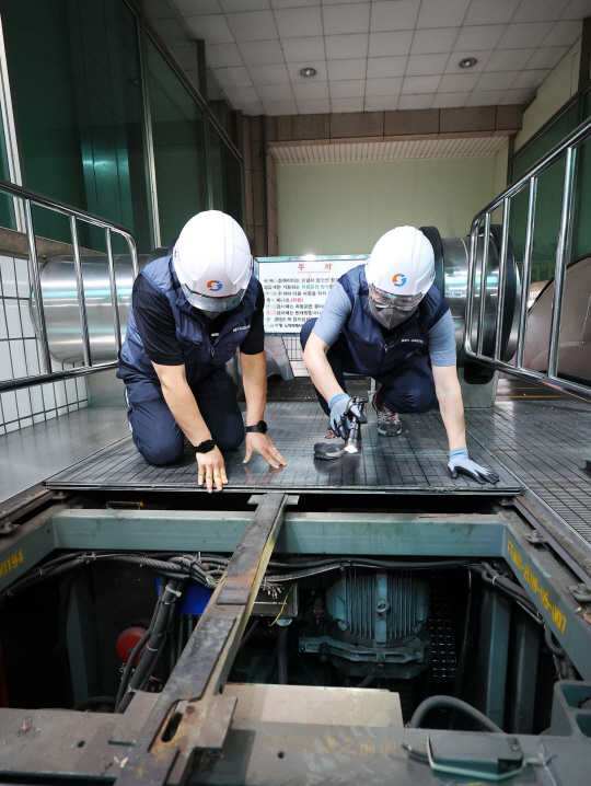 서울지방철도특별사법경찰대와 국립과학수사연구원, 한국승강기안전공단 등 관계자들이 13일 경기 성남시 수인분당선 수내역 2번 출구 에스컬레이터 사고 현장에서 합동 조사를 하고 있다. 뉴시스