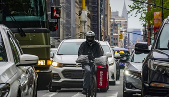 미국 뉴욕시 맨해튼의 한 음식배달 앱 노동자. AP·연합뉴스