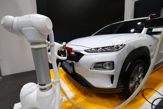 로봇을 활용해 비대면·접촉으로 전기차를 충전하는 서울시 ‘무인 로봇충전시스템’. 서울시청 제공.