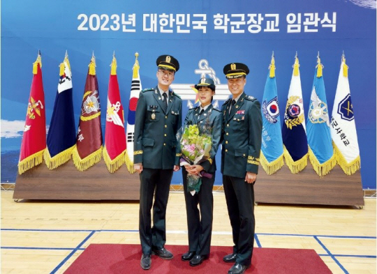 소령의 계급 정년이 50세로 5년 연장돼 장교들의 복무 사기 및 직업 안정성이 강화될 것으로 기대된다.사진은 4대째 군인의 길을 걸으며 병역명문가 장교 가족인 조현우 중위, 조현아 소위, 조정남 중령(왼쪽부터). 기사 내용과 직접적 관련 없음. 육군 제공