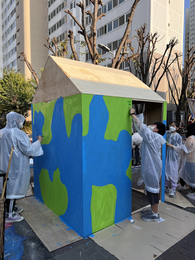 아이들이 지난해 9월 30일 ‘지구는 우리집’ 캠페인에서 집 모양의 구조물을 지구처럼 채색하고 있다. 초록우산어린이재단 제공