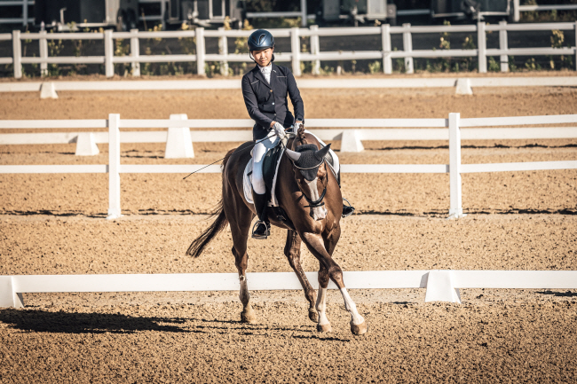 전남 신안군 임자도 출신의 강효진이 지난해 10월 열린 한국마사회장배 전국 승마대회에서 장애물 경기를 펼치고 있다. 한국마사회 제공
