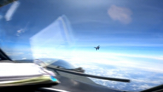 지난 5월 26일(현지시간) 남중국해 상공에서 중국군의 J-16 전투기가 미군의 RC-135 정찰기 기수 바로 앞을 가로지르는 비행을 하고 있다. 미군 인도·태평양사령부 홈페이지 캡처